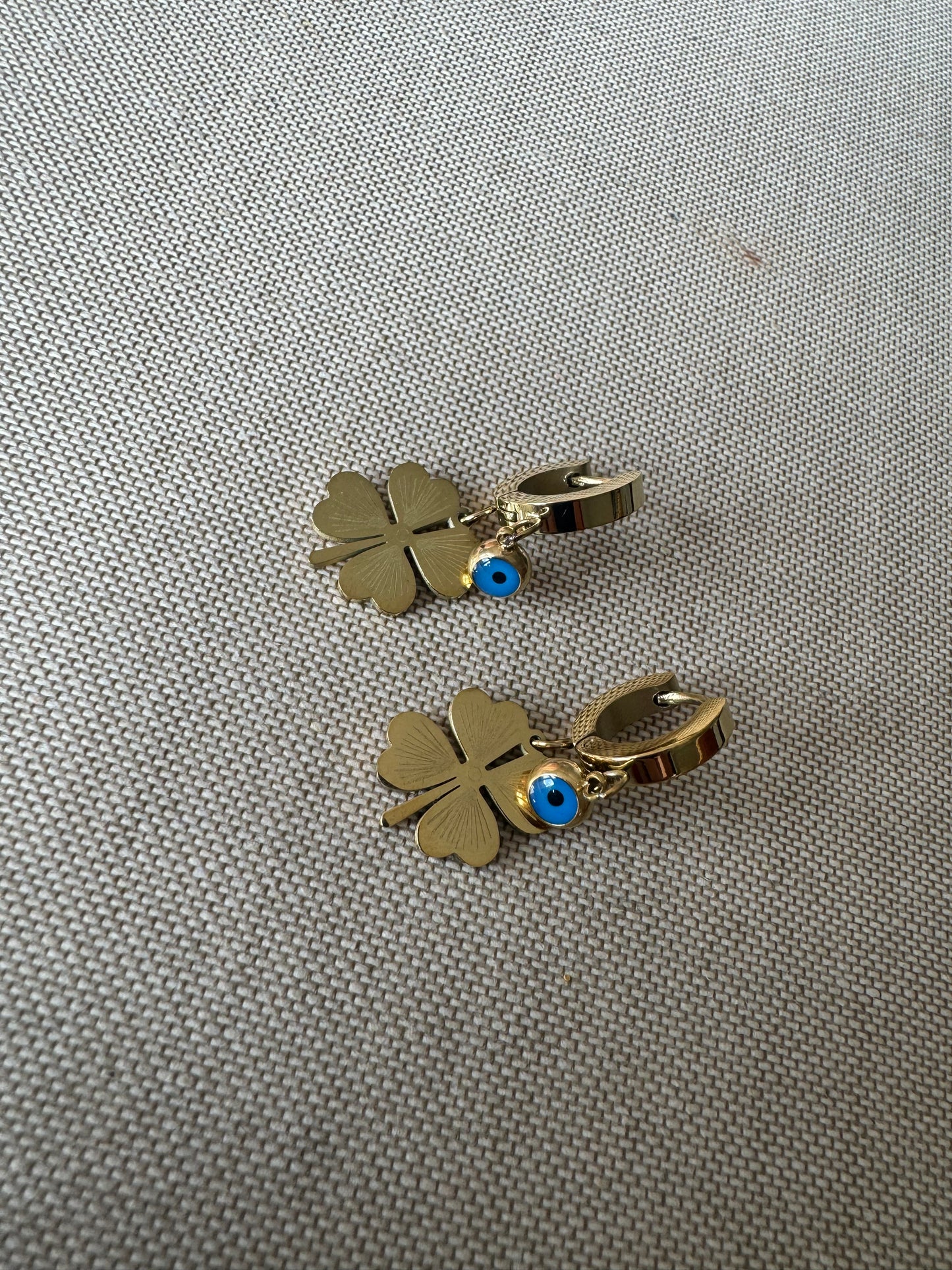 Four leaf clover earrings in gold