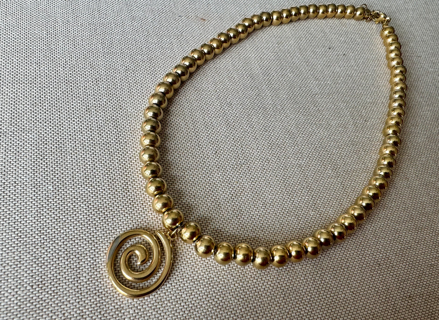 70s retro swirl necklace in gold