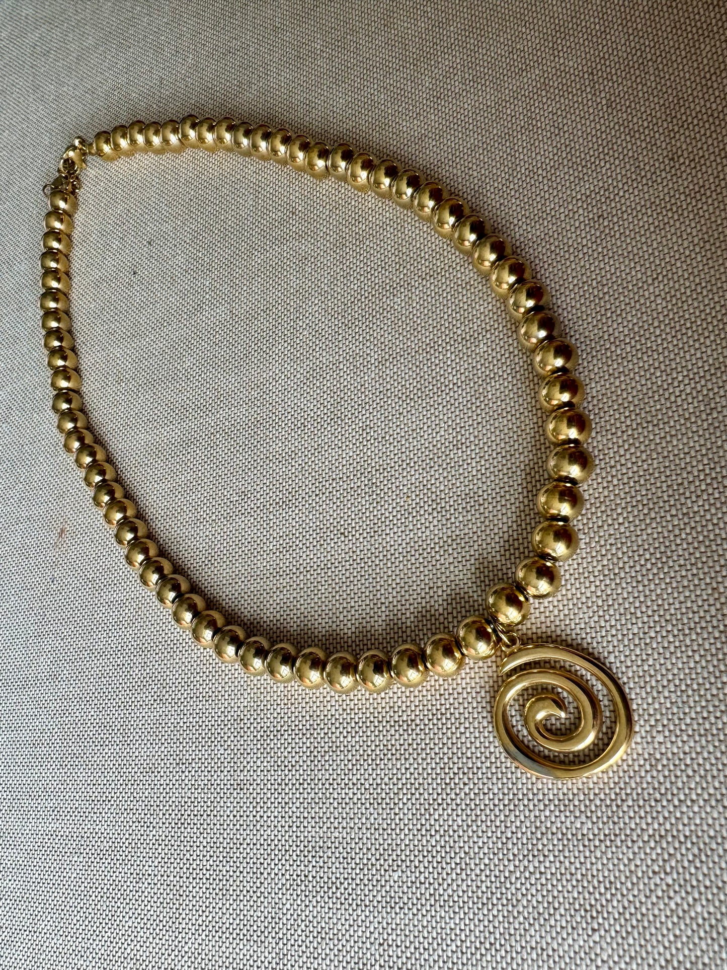 70s retro swirl necklace in gold