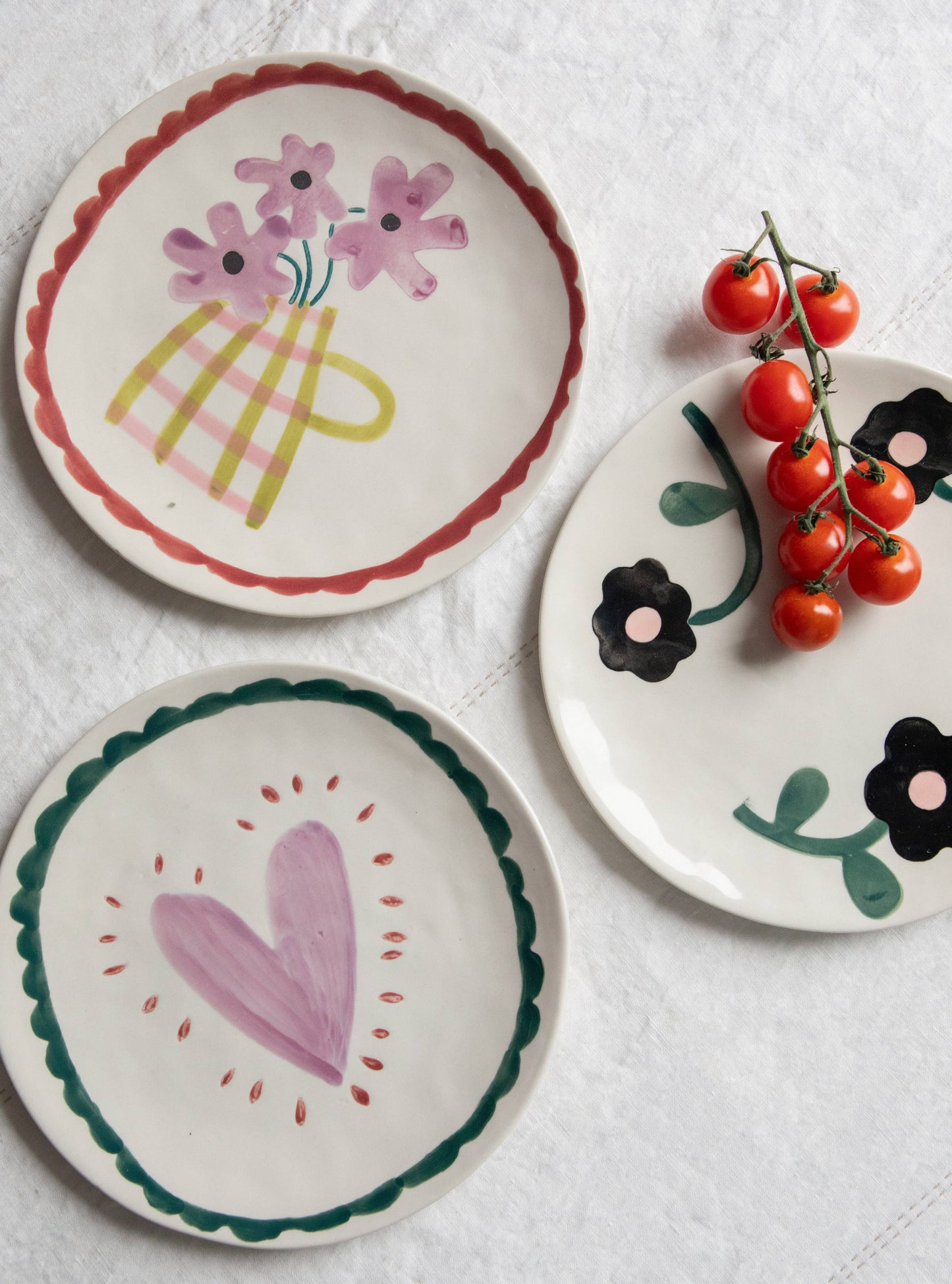 Flowers in Vase/Wine Scallop Border Round Plate