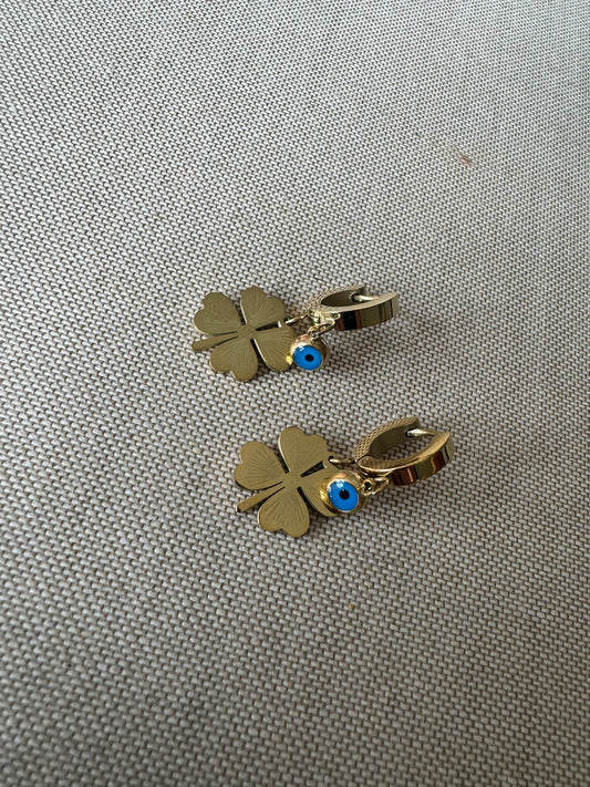 Four leaf clover earrings in gold