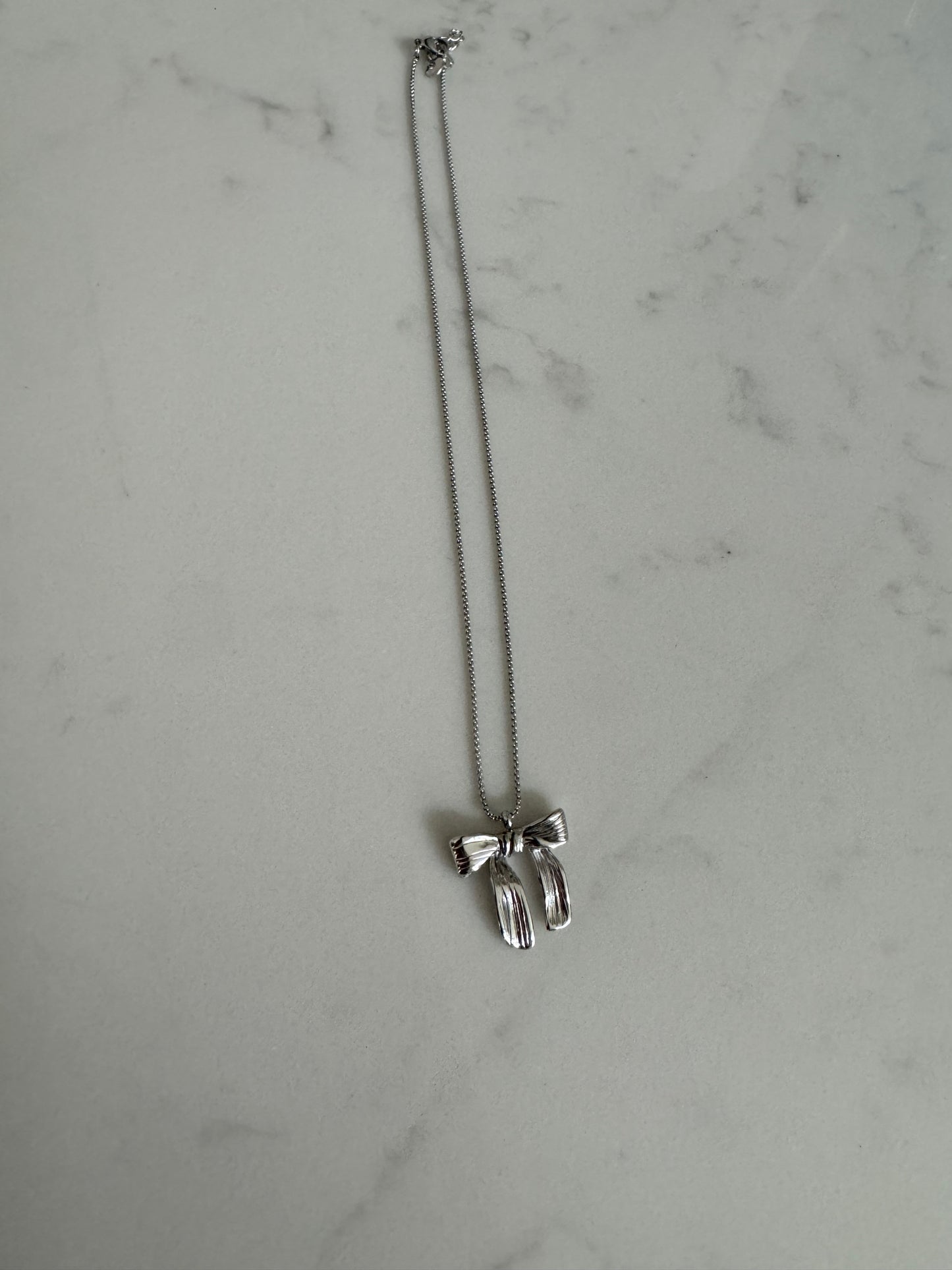 Danity Bow Necklace : Silver