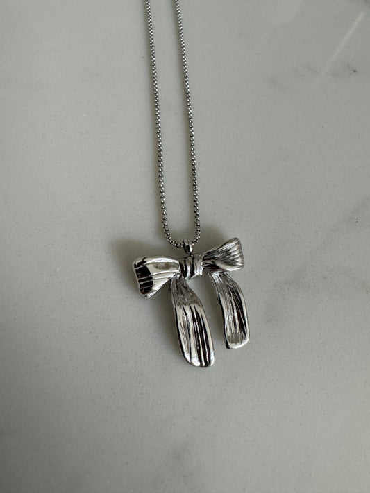 Danity Bow Necklace : Silver