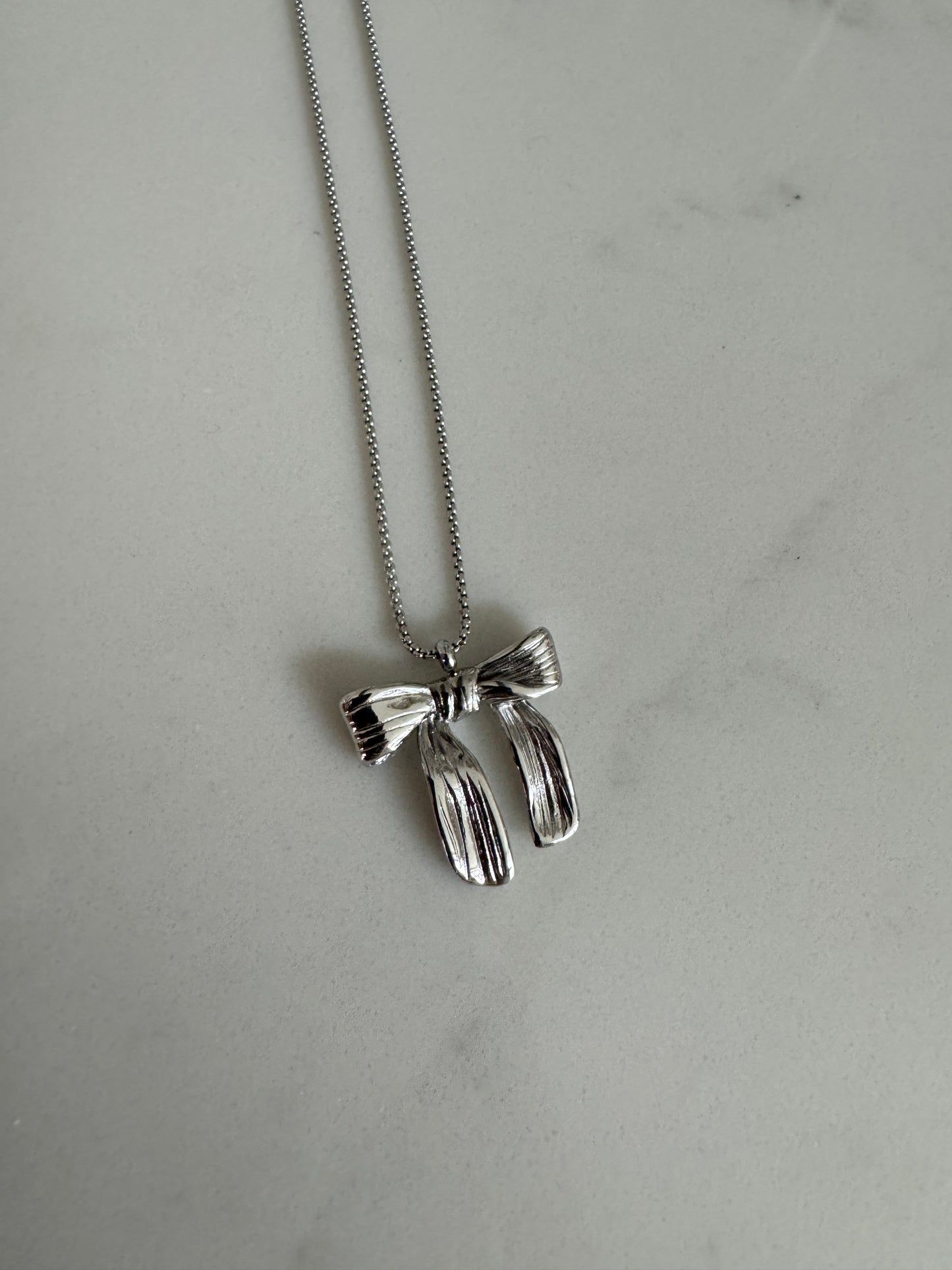 Danity Bow Necklace : Silver