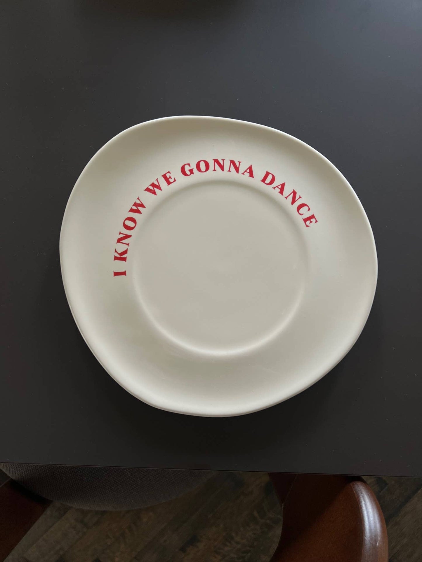 I know we gonna dance plate